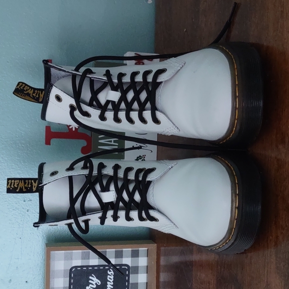 🚫 SOLD 🚫Like new white Dr. Martens size 7 - Picture 2 of 7